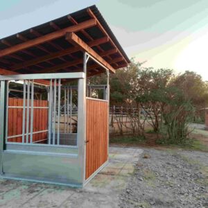 Set dvou automatických příkrmišť, plná stěna, dveře a střecha – zakázková výroba