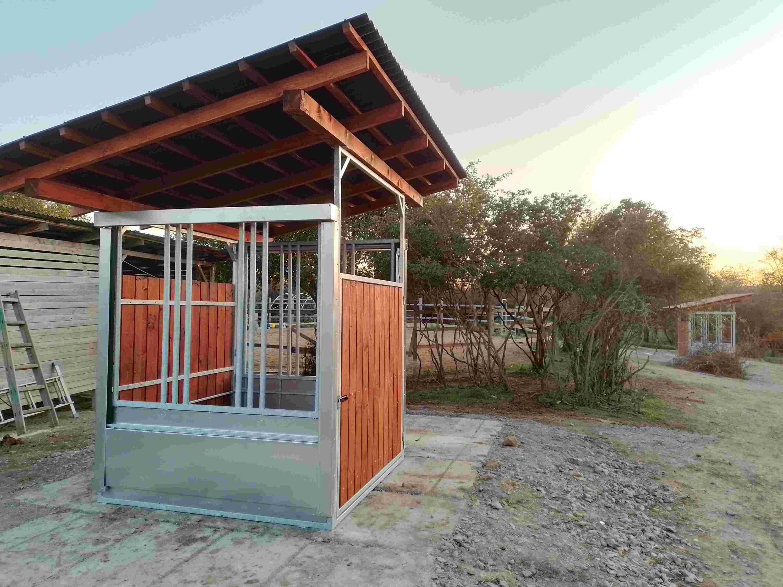 Set dvou automatických příkrmišť, plná stěna, dveře a střecha – zakázková výroba