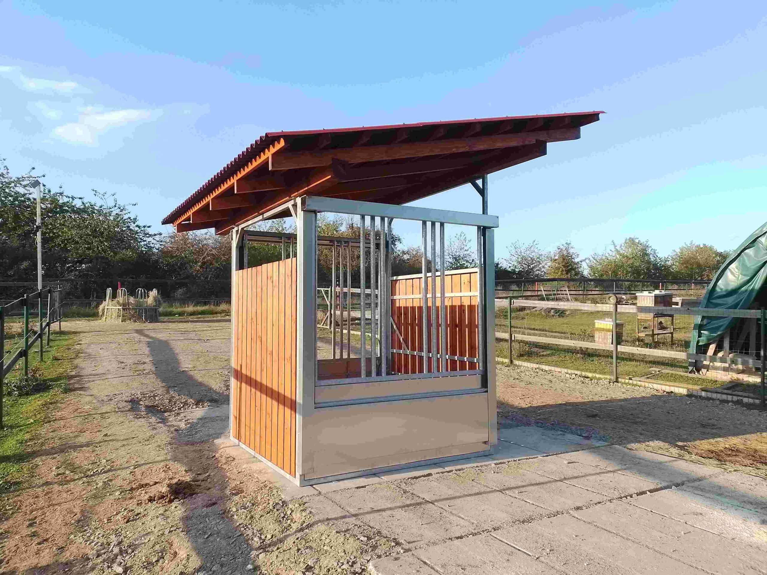 Set dvou automatických příkrmišť, plná stěna, dveře a střecha – zakázková výroba