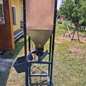 dávkovač senných granulí pro koně